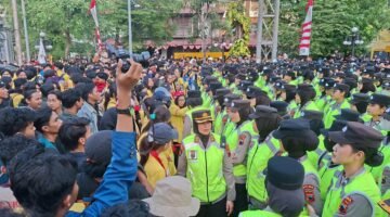 Kedepankan Dialog Persuasif dan Humanis, Polwan Negosiator Polda Jateng Ajak Mahasiswa Sampaikan Aspirasi Tanpa Ganggu Aktivitas Masyarakat