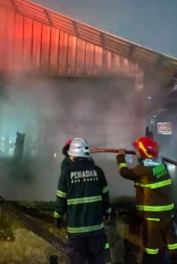 DETIK-DETIK MENCEKAM! Si Jago Merah Amuk Pasar Andir Bayongbong Garut, Api Membumbung Tinggi di Tengah Malam!