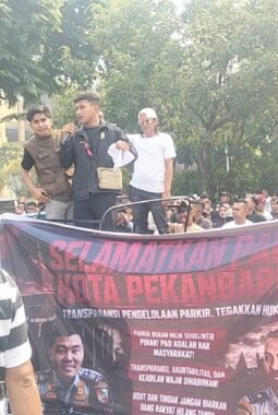 ALIANSI PEMUDA DAN MASYARAKAT RIAU GELAR AKSI DAMAI DI KEJATI RIAU: DESAK EVALUASI HUKUM PENGELOLAAN PARKIR KOTA PEKANBARU UNTUK CEGAH PENYALAHGUNAAN WEWENANG
