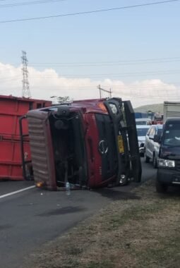 Diduga Rem Tak Berfungsi, Truk Box Muatan Biji Plastik Laka Tunggal di Jalan Tol