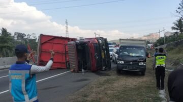 Diduga Rem Tak Berfungsi, Truk Box Muatan Biji Plastik Laka Tunggal di Jalan Tol