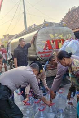 Polres Kudus Salurkan 21 Ribu Liter Air Bersih ke Warga Glagahwaru