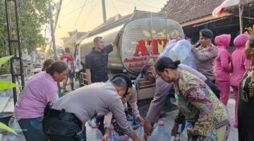 Polres Kudus Salurkan 21 Ribu Liter Air Bersih ke Warga Glagahwaru