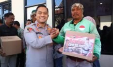 Kapolres Kudus Bagikan 350 Paket Sembako untuk Komunitas Ojol, Tekankan Keselamatan Berkendara
