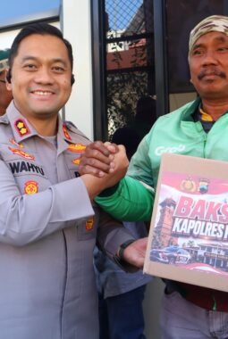 Kapolres Kudus Bagikan 350 Paket Sembako untuk Komunitas Ojol, Tekankan Keselamatan Berkendara
