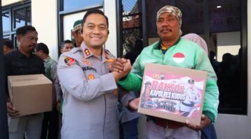 Kapolres Kudus Bagikan 350 Paket Sembako untuk Komunitas Ojol, Tekankan Keselamatan Berkendara