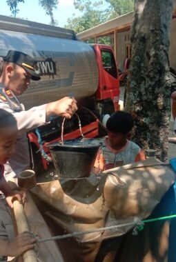 Kekeringan Melanda, Polres Sragen Kirim 17 Ribu Liter Air Bersih ke Warga Sono Mondokan