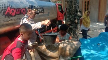 Kekeringan Melanda, Polres Sragen Kirim 17 Ribu Liter Air Bersih ke Warga Sono Mondokan
