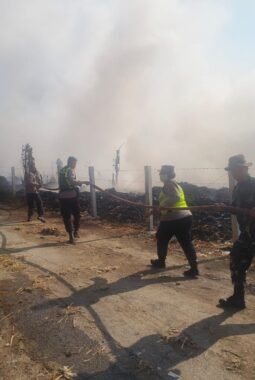 Kebakaran Lahan Penghijauan di Tol KM 442 Bawen, Regu Siaga Bhayangkara Polres Semarang dikerahkan.