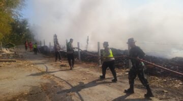 Kebakaran Lahan Penghijauan di Tol KM 442 Bawen, Regu Siaga Bhayangkara Polres Semarang dikerahkan.