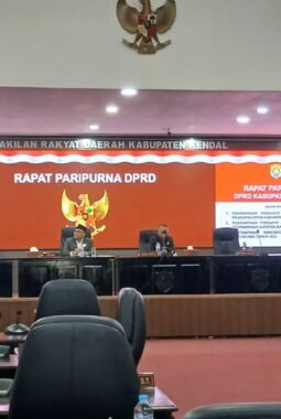 Kepala OPD dan Pimpinan BUMD Mangkir dari Paripurna DPRD Kendal, Bupati Siap Beri Teguran