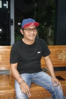 Anwar, Rudin Tokoh Muda Peduli Lingkungan Siap Maju Calon Kepala Desa Gentasari Kecamatan Kroya Kabupaten Cilacap. 