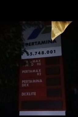 TUTUP UNTUK RAKYAT BUKA JAM 02.30 WIB ISI 4 TANDON DAN PULUHAN JERIGEN.”SPBU 65.748.001 PULANG PISAU DIDUGA SEBUT “BACKUP HINGGA KAPOLDA”
