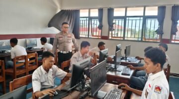 Tim Trainer Polres Sragen Bekali 115 Pelajar SMK Sakti Gemolong Paham AI