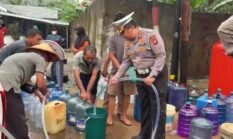 HUT Lalu Lintas Bhayangkara ke-71, Ditlantas Polda Kalbar Salurkan 15 Ribu Liter Air Bersih untuk Warga Terdampak Kekeringan dan Karhutla