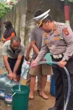 HUT Lalu Lintas Bhayangkara ke-71, Ditlantas Polda Kalbar Salurkan 15 Ribu Liter Air Bersih untuk Warga Terdampak Kekeringan dan Karhutla