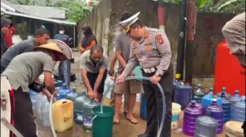 HUT Lalu Lintas Bhayangkara ke-71, Ditlantas Polda Kalbar Salurkan 15 Ribu Liter Air Bersih untuk Warga Terdampak Kekeringan dan Karhutla