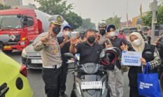 Di Tengah Kabut Asap, Ditlantas Polda Riau Bagikan 1.000 Masker dan Edukasi Green Policing