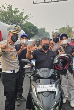 Di Tengah Kabut Asap, Ditlantas Polda Riau Bagikan 1.000 Masker dan Edukasi Green Policing
