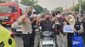 Di Tengah Kabut Asap, Ditlantas Polda Riau Bagikan 1.000 Masker dan Edukasi Green Policing