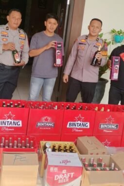Polisi Respon Cepat Tindak Lanjuti Laporan Warga, Sita Ratusan Botol Miras di Wonosalam