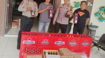 Polisi Respon Cepat Tindak Lanjuti Laporan Warga, Sita Ratusan Botol Miras di Wonosalam