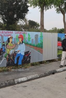 Semarak HUT Polantas Bhayangkara ke 71, 10 Seniman goreskan edukasi Lalu Lintas lewat Mural di Benteng Fort Willem I Ambarawa.