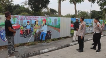 Semarak HUT Polantas Bhayangkara ke 71, 10 Seniman goreskan edukasi Lalu Lintas lewat Mural di Benteng Fort Willem I Ambarawa.