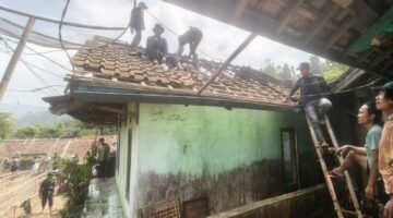 GEGER! Rumah Warga di Gunung Jampang Bungbulang Ludes Terbakar, Warga Panik Berhamburan Tumpah Ruah Padamkan Api!