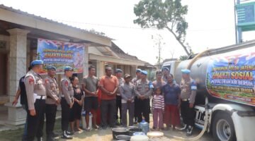 Propam Polda Jateng Distribusikan Lima Tangki Air Bersih untuk Warga Tangen Sragen