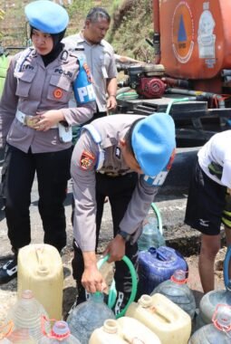 Peringati HUT ke-24 Propam Polri, Bid Propam Polda Jateng Salurkan Puluhan Ribu Liter Air Bersih untuk Warga Terdampak Kekeringan