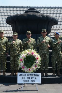 Pangdam IV/Diponegoro Dampingi Panglima TNI Ziarah ke Makam Pangsar Jenderal Sudirman