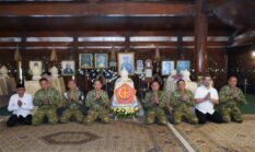 Pangdam IV/Diponegoro Dampingi Panglima TNI Ziarah ke Makam Jenderal Besar TNI (Purn) Soeharto di Giri Bangun.