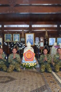 Pangdam IV/Diponegoro Dampingi Panglima TNI Ziarah ke Makam Jenderal Besar TNI (Purn) Soeharto di Giri Bangun.