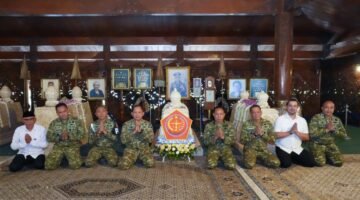 Pangdam IV/Diponegoro Dampingi Panglima TNI Ziarah ke Makam Jenderal Besar TNI (Purn) Soeharto di Giri Bangun.