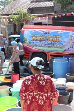 HUT ke-24 Propam Polri, Polda Jateng Hadir Bantu Warga Penuhi Kebutuhan Air Bersih di Tengah Kekeringan