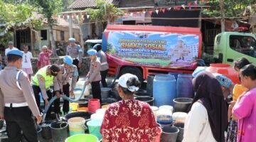 HUT ke-24 Propam Polri, Polda Jateng Hadir Bantu Warga Penuhi Kebutuhan Air Bersih di Tengah Kekeringan