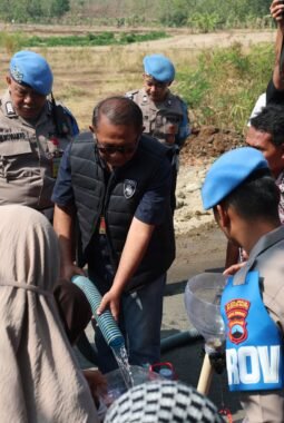Bidpropam Polda Jateng Salurkan 25 Ribu Liter Air Bersih untuk Warga Wonogiri