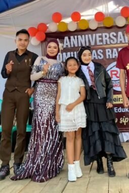 EMPAT ARTIS TELEVISI GUNCANG WISATA TIRTA BATU KUTIL: ANNIVERSARY KE-7 RADIO RJ 93.5 FM BERLANGSUNG MERIAH!