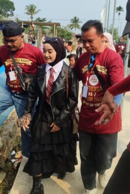GEGER! Artis Cantik Imut DA-8 Dikawal Ketat Anggota Komunitas Radio RJ. Delira ‘Mojang Pakenjeng’ Disambut Bak Ratu!