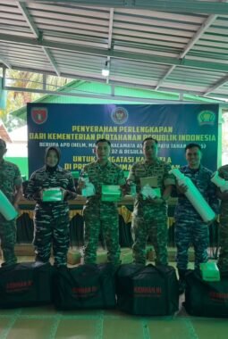 Perkuat Penanganan Karhutla, Korem 101/Antasari Kembali Bagikan APD ke Personel TNI dan Relawan
