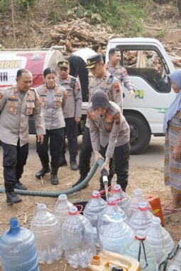 Polres Purworejo Salurkan 4.000 Liter Air Bersih untuk Warga Terdampak Kekeringan