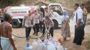 Polres Purworejo Salurkan 4.000 Liter Air Bersih untuk Warga Terdampak Kekeringan
