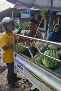 Di Tengah Tekanan Ekonomi, Kades Karang Getas Tetap Produktif Berjualan Semangka dan Melon