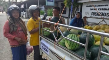 Di Tengah Tekanan Ekonomi, Kades Karang Getas Tetap Produktif Berjualan Semangka dan Melon