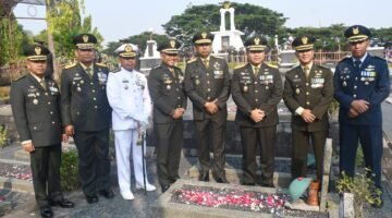 Kasdam IV/Diponegoro Pimpin Ziarah Nasional di TMP Giri Tunggal