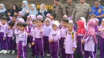 Pakai Mobil Patroli Satpol PP, Puluhan Anak TK Aisyiyah Bustanul Athfal Kunjungi Mako Damkarmat Medan