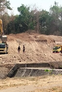 Heboh! Tambang Ilegal Galian C Merusak di Belakang Ikon Wisata Embung Karangbajang Gemolong, Sragen