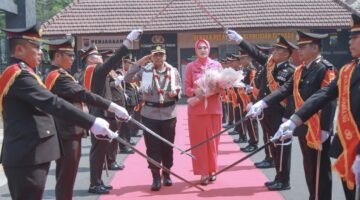 Tradisi Pedang Pora Iringi Pisah Sambut Kapolres Jombang