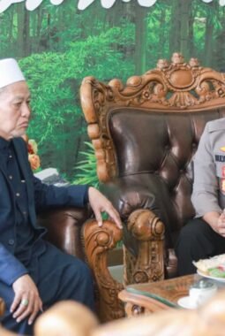 Awali Tugas, Kapolres Jombang Sowan Kiai Ponpes Darul Ulum Rejoso Peterongan